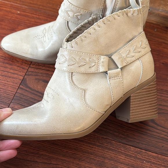 FRYE AND CO. Shoes - Frye and Co. Womens Palma Stacked Heel Booties, Stone 6.5